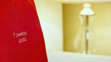 Un vêtement rouge orné d’une inscription brodée : « SHAMROCK GUESTS ».