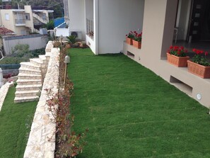 Property grounds - Lydia Apartments (Istiaia-Aidipsos)