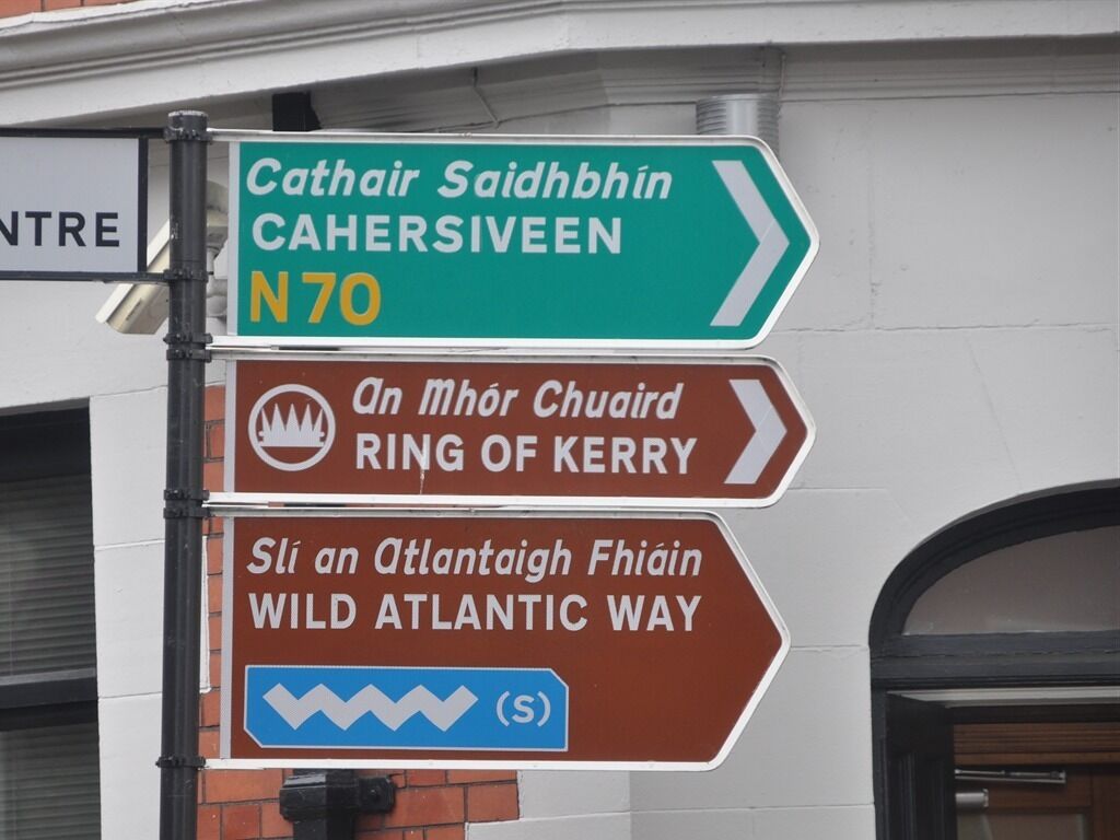 Señales direccionales para Cathair Saidhbhín, An Mhór Chuaird y la Ruta del Atlántico.