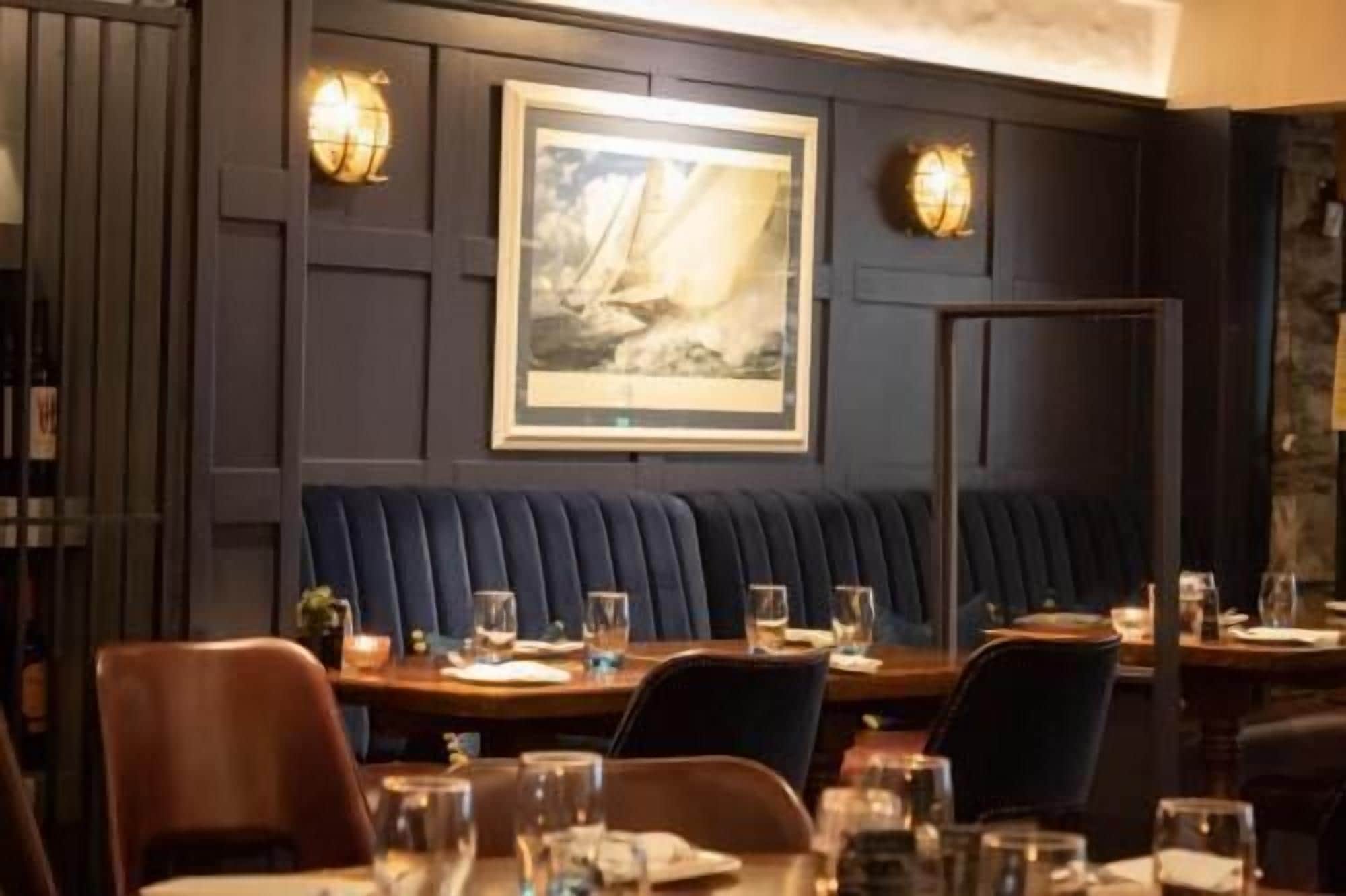 Melayani makan malam 