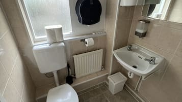 Een douche, een haardroger, handdoeken
