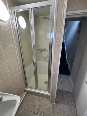 Shower, hair dryer, towels - Goodwood Hotel (London)
