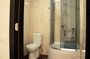Standard Double or Twin Room | Bathroom | Free toiletries, slippers - Hotel Oriental (Tbilisi)