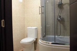 Enkeltværelse | Badeværelse | Gratis toiletartikler, hjemmesko