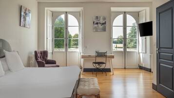 Superior tweepersoonskamer, privébadkamer, uitzicht op tuin | Luxe beddengoed, een bureau, een laptopwerkplek, gratis wifi