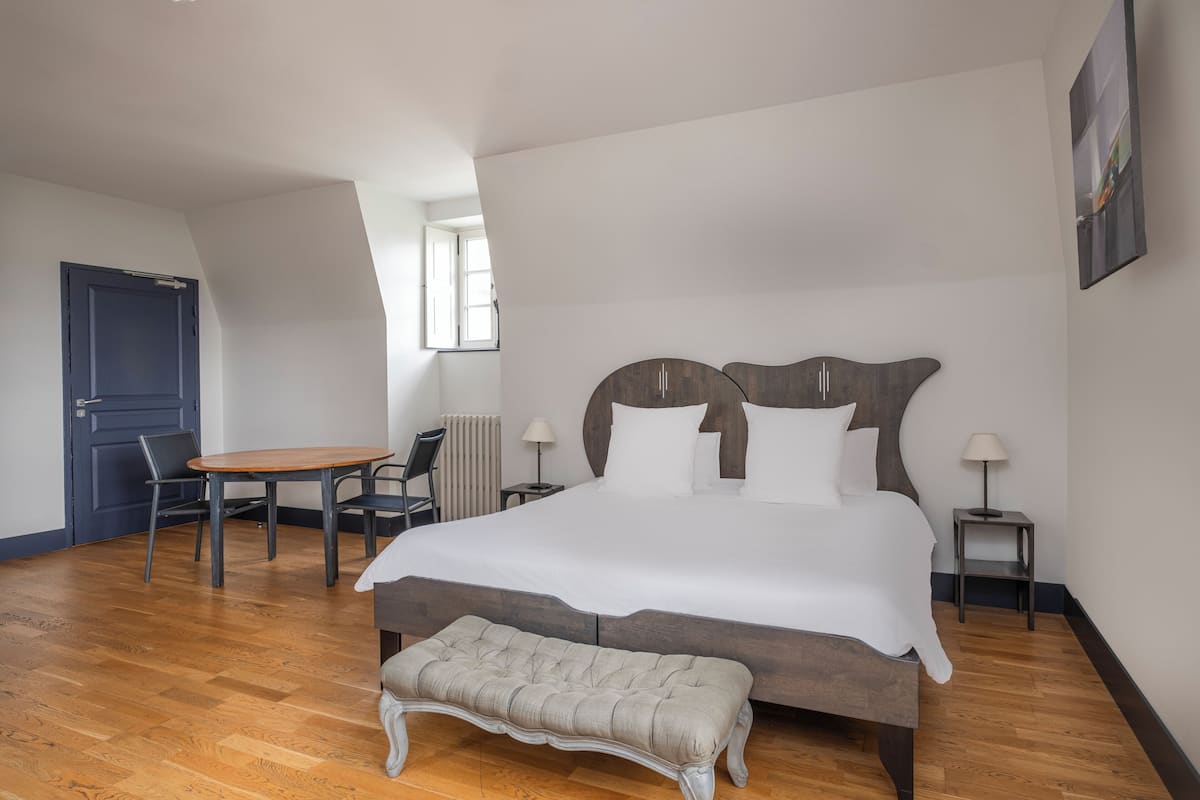 Premium bedding, desk, laptop workspace, free WiFi