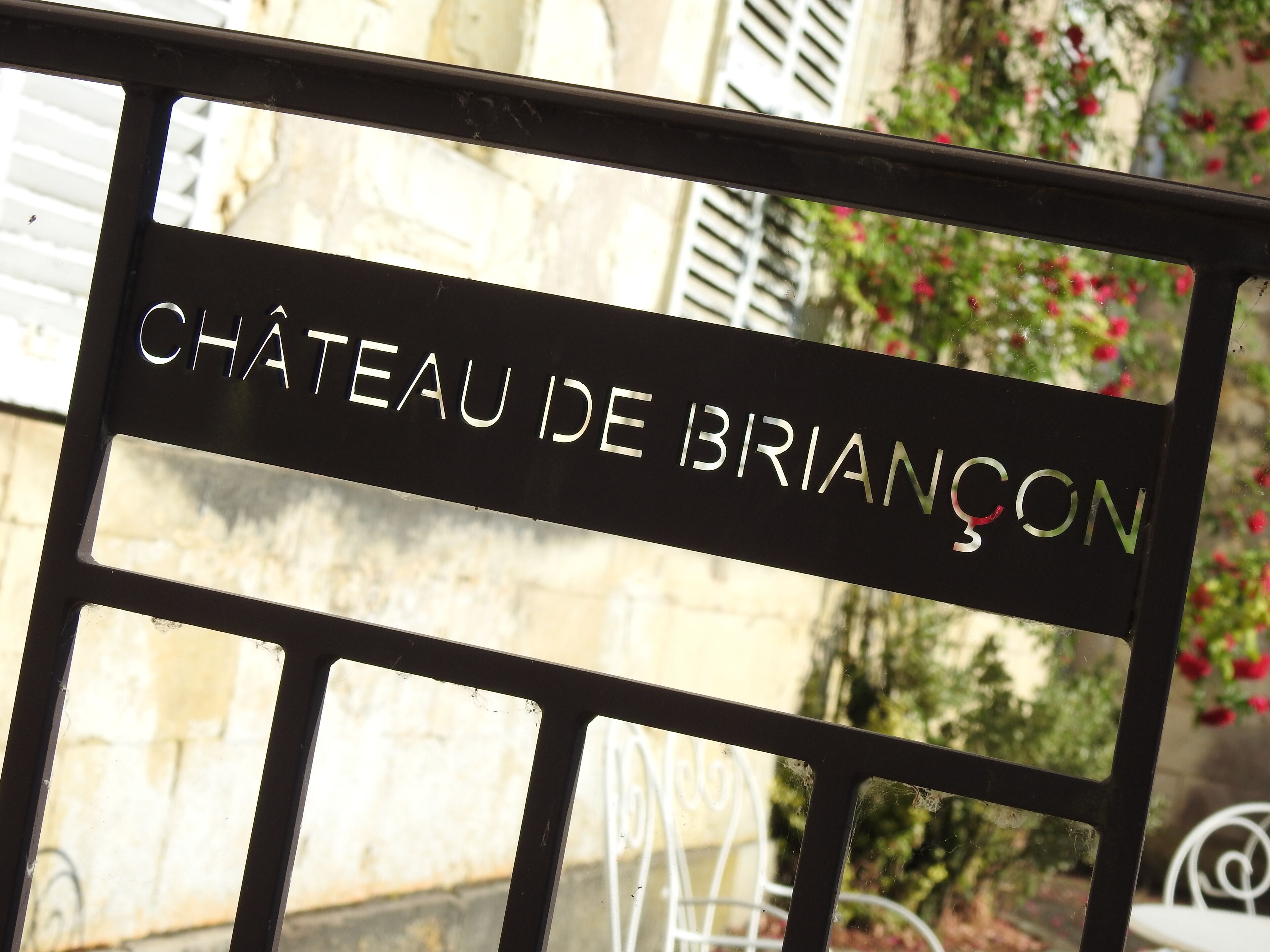 A sign with the text "CHÂTEAU DE BRIANCON".