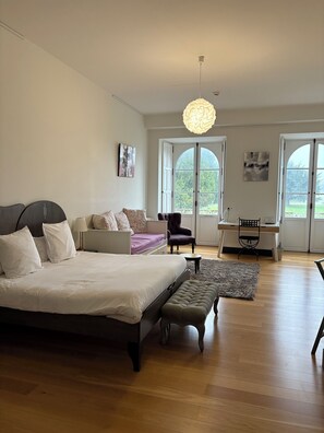 Familieværelse | Premium-sengetøj, skrivebord, arbejdsområde til bærbare computere