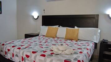Escritorio, wifi gratis y ropa de cama