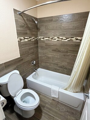 وحدات دش مع أحواض استحمام، مستلزمات مجانية للعناية الشخصية، مناشف