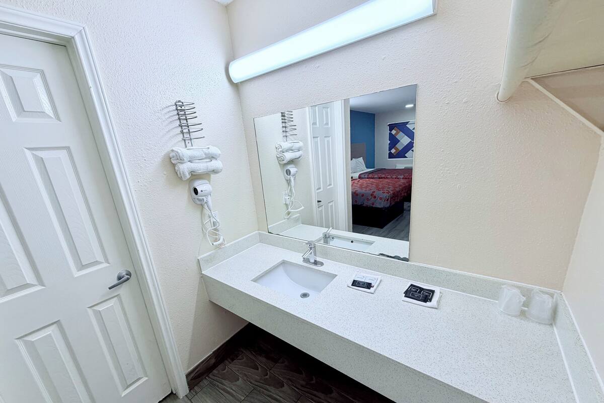 Combined shower/tub, free toiletries, towels