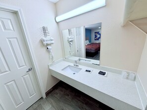 Combined shower/bathtub, free toiletries, towels