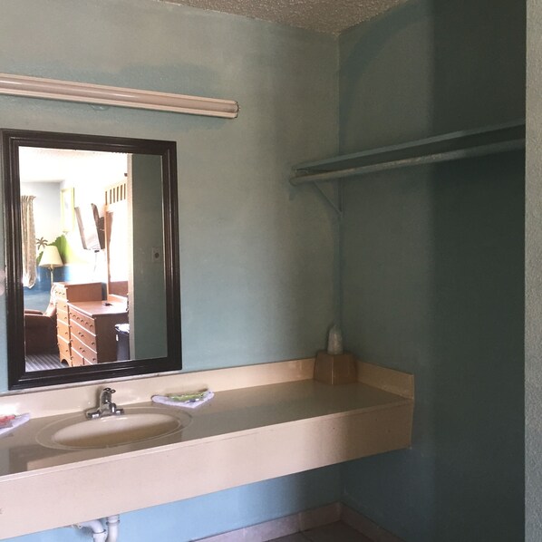 Standard Room, 1 King Bed, Non Smoking | Bathroom sink