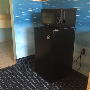 Standard Room, 1 King Bed, Non Smoking | Room amenity