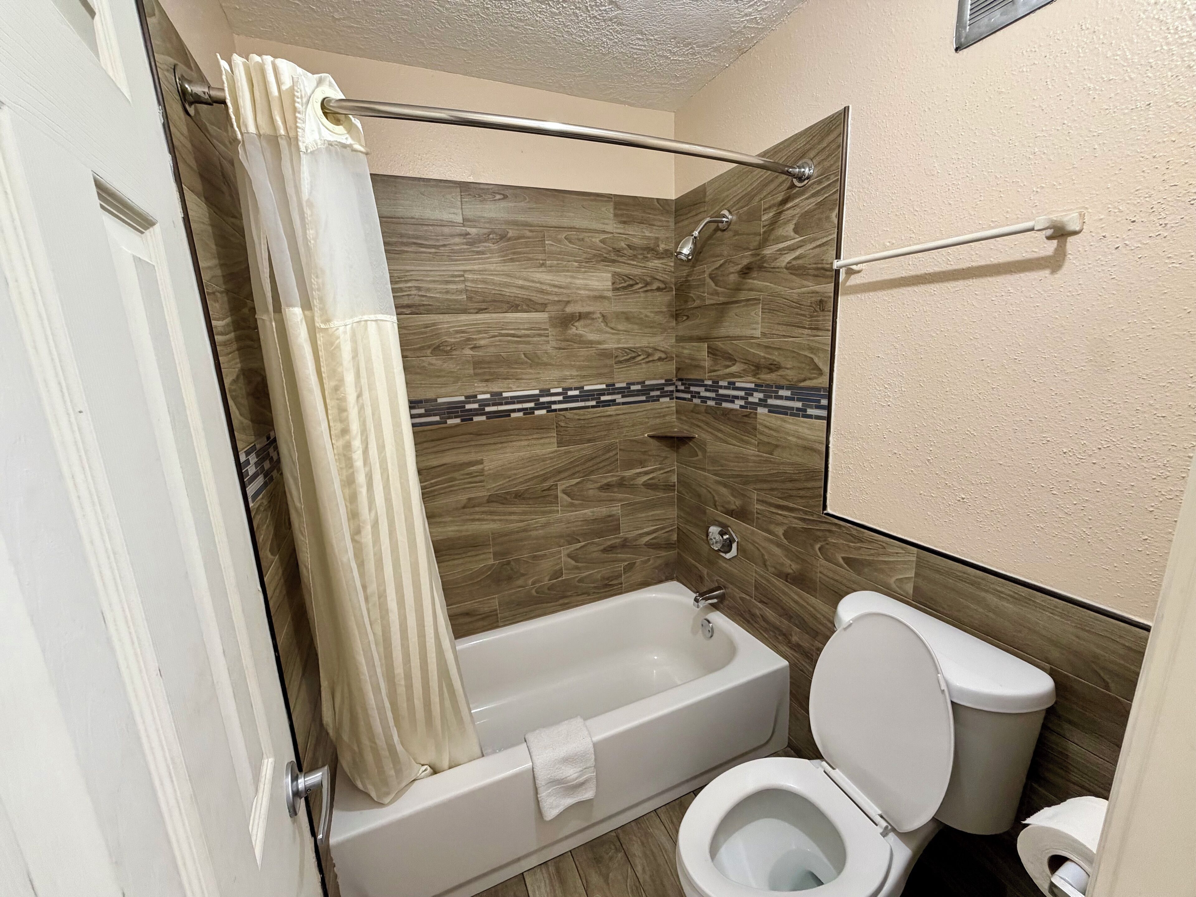 Combined shower/bathtub, free toiletries, towels