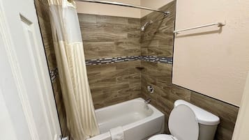 Kombination af bruser/badekar, gratis toiletartikler, håndklæder