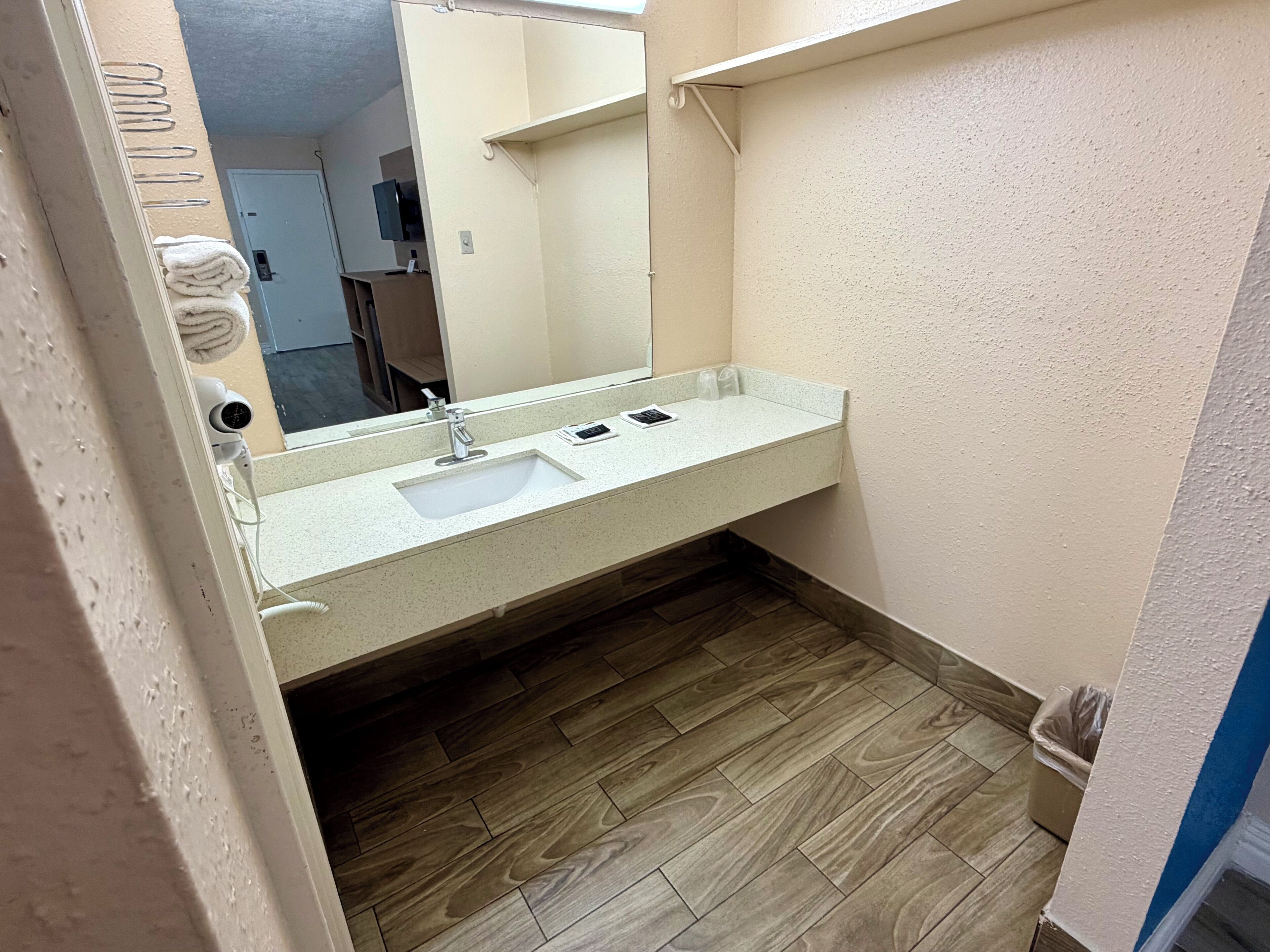 Kombination af bruser/badekar, gratis toiletartikler, håndklæder