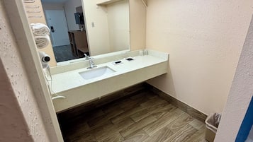 Kombination af bruser/badekar, gratis toiletartikler, håndklæder