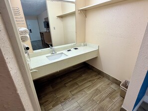 وحدات دش مع أحواض استحمام، مستلزمات مجانية للعناية الشخصية، مناشف