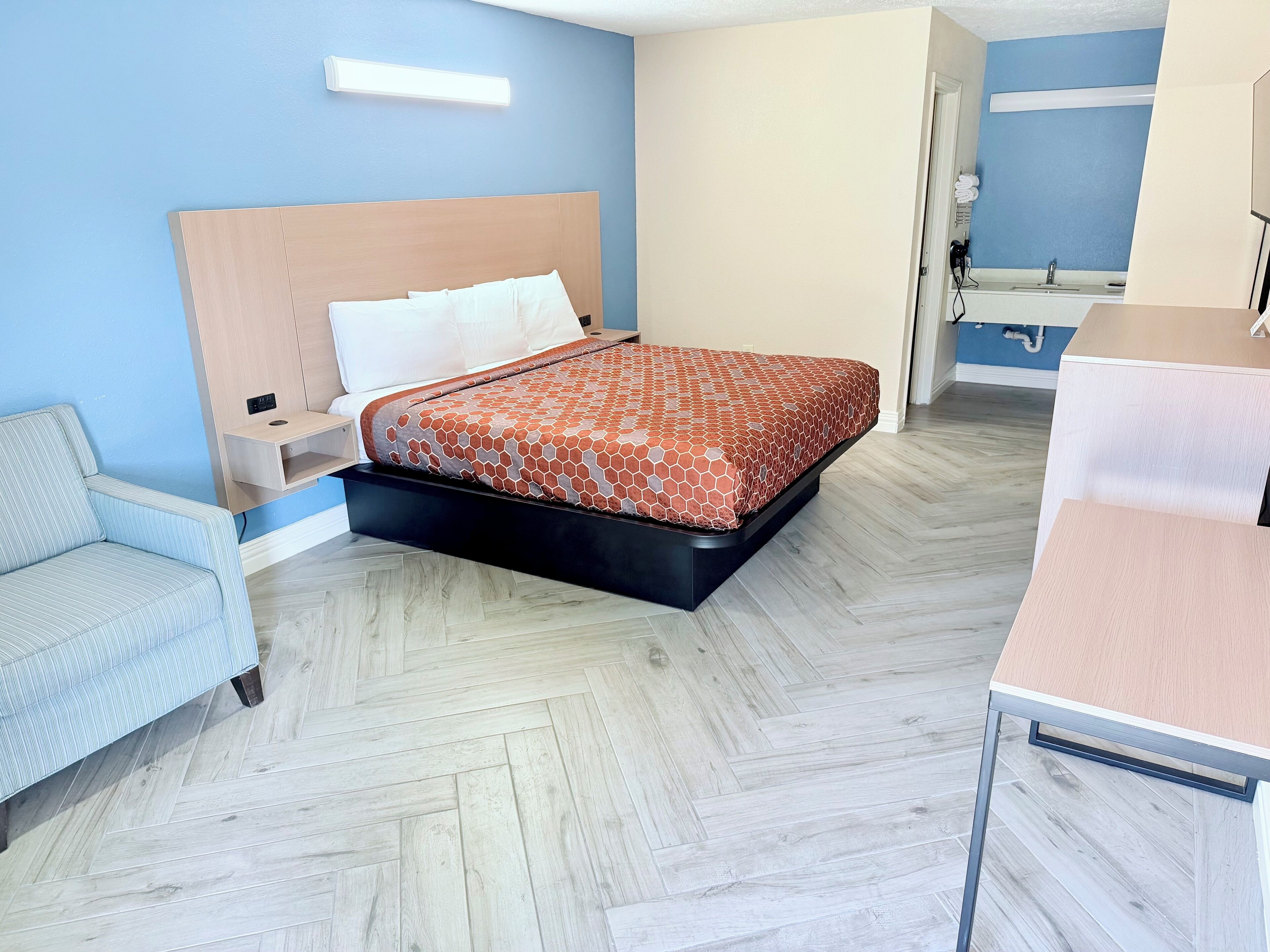 Escritorio, wifi gratis y ropa de cama 