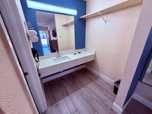 وحدات دش مع أحواض استحمام، مستلزمات مجانية للعناية الشخصية، مناشف