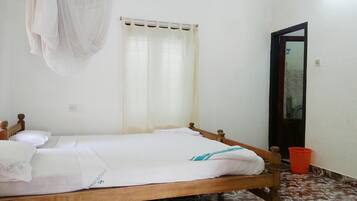 Meja kerja, tempat tidur lipat/tambahan, dan Wi-Fi gratis