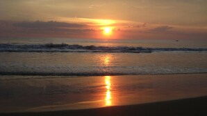 A beach scene with a sunset over the ocean. - Jickys Nest (Varkala)
