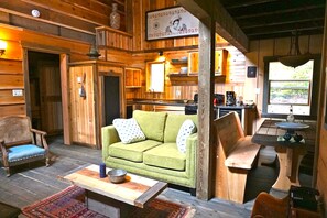 Gold Cup Cabin | Living area