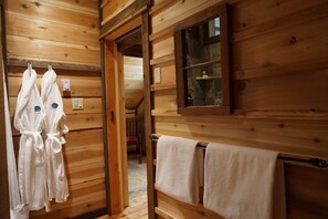 Elise Cabin | Bathroom amenities