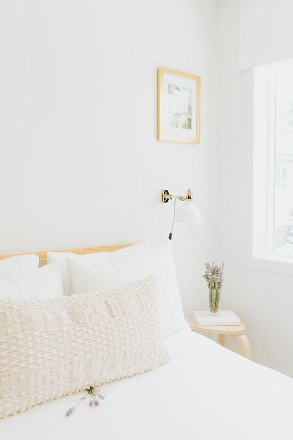 Individually furnished, blackout drapes, free WiFi, bed sheets - Naramata Courtyard Suites (Naramata)