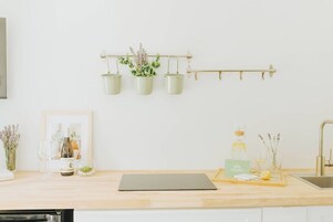 Suite, 1 Bedroom, Kitchenette | Private kitchen | Microwave, coffee/tea maker, electric kettle, paper towels