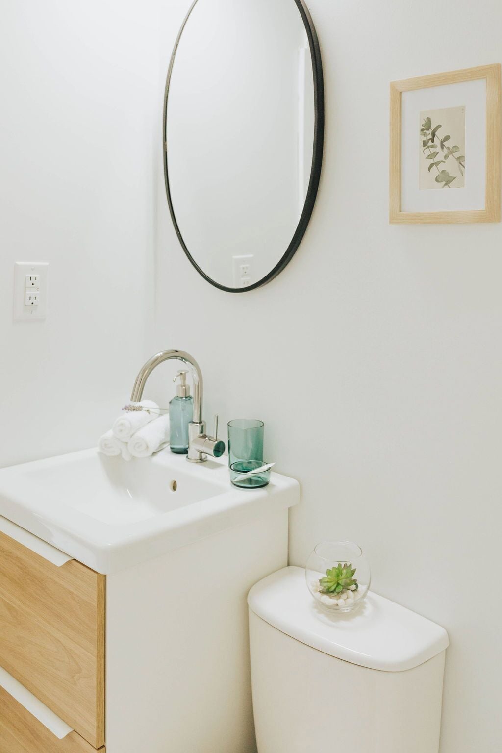 combined shower/bathtub, free toiletries, towels