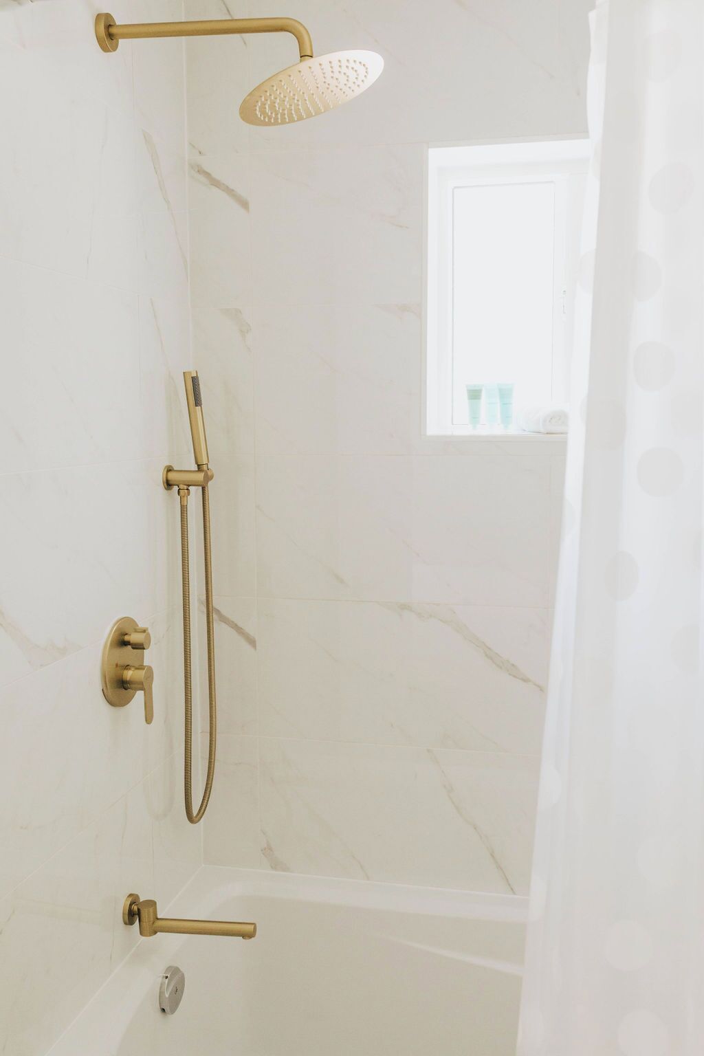 combined shower/bathtub, free toiletries, towels