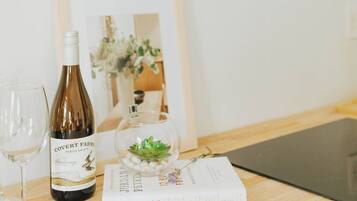 Suite, 1 Bedroom, Kitchenette | Cuisine privée | Micro-ondes, cafetiÚre/bouilloire, bouilloire électrique