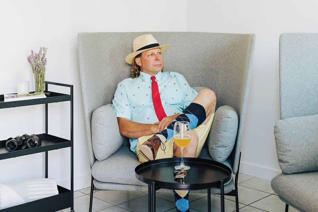 40-inch flat-screen tv with cable channels, tv