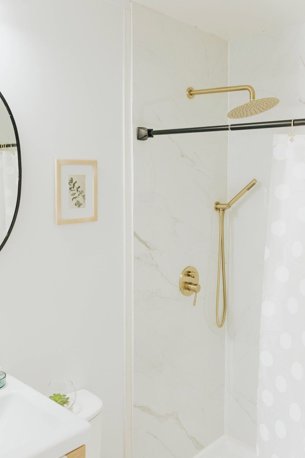 combined shower/bathtub, free toiletries, towels