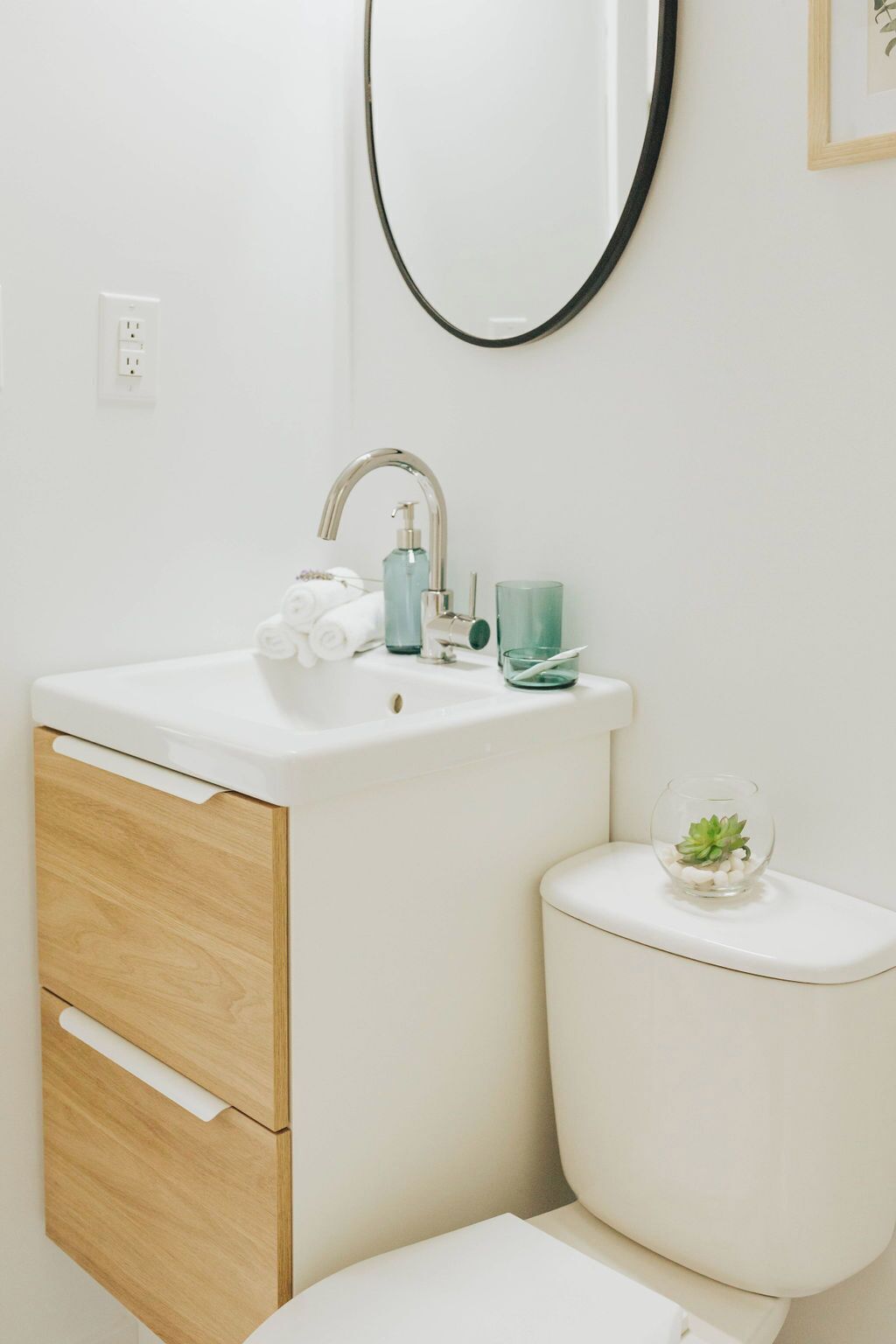 combined shower/bathtub, free toiletries, towels