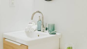 Combined shower/tub, free toiletries, towels