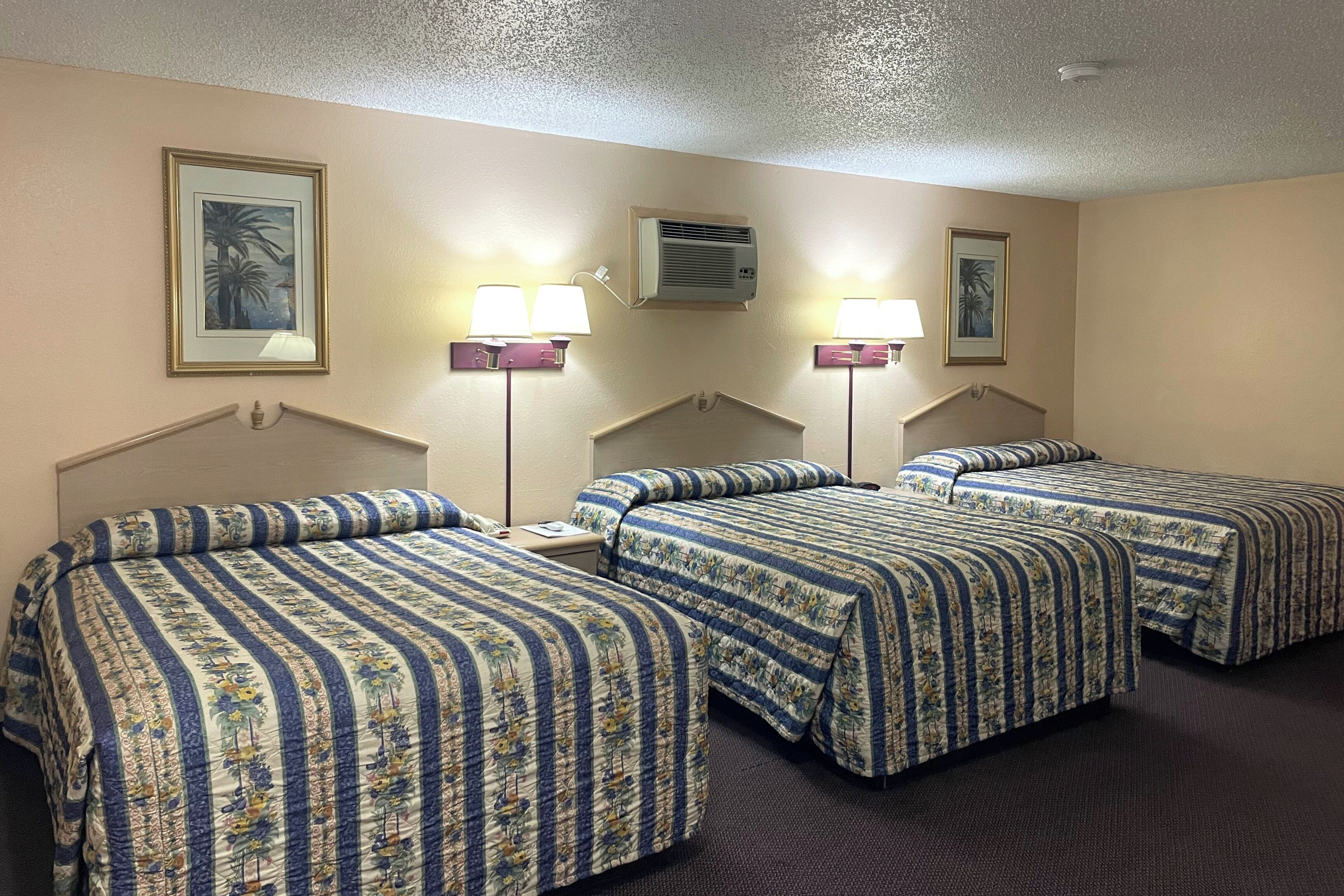 Suíte luxo, para não fumantes (3 Queen Beds) | Roupas de cama premium, escrivaninha, ferros/tábuas de passar roupa