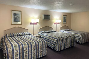 Deluxe-Suite, Nichtraucher (3 Queen Beds) | Hochwertige Bettwaren, Schreibtisch, Bügeleisen/Bügelbrett