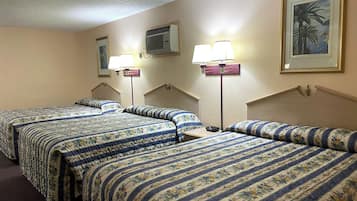 Suite – deluxe, ikke-røyk (3 Queen Beds) | Sengetøy av topp kvalitet, skrivebord og strykejern/-brett