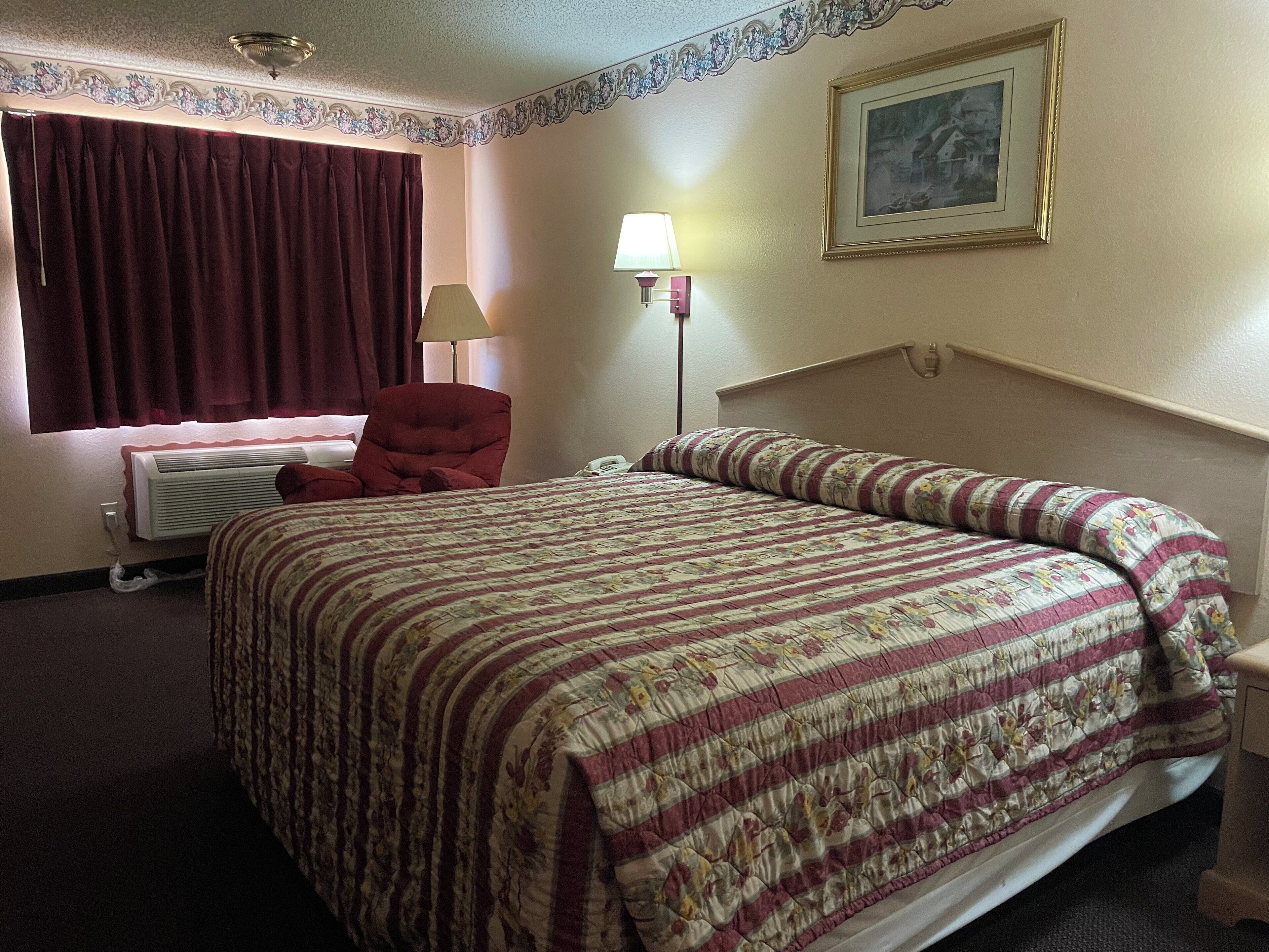 Premium bedding, desk, iron/ironing board, free WiFi