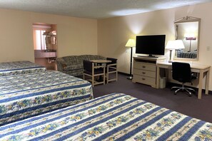 Suíte luxo, para não fumantes (3 Queen Beds) | Roupas de cama premium, escrivaninha, ferros/tábuas de passar roupa