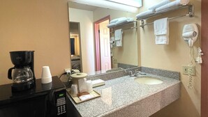 Articles de toilette (gratuits), séchoir à cheveux, serviettes fournies