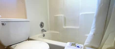 Kostenlose Toilettenartikel, Haartrockner, Handtücher
