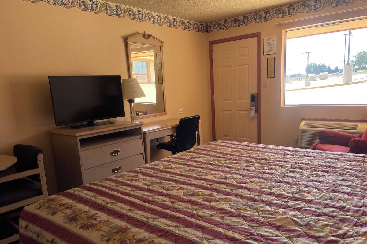 Room, 1 King Bed, Smoking | Premium bedding, desk, iron/ironing board, free WiFi