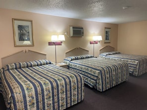 Suite Deluxe, para no fumadores (3 Queen Beds) | Ropa de cama de alta calidad y escritorio