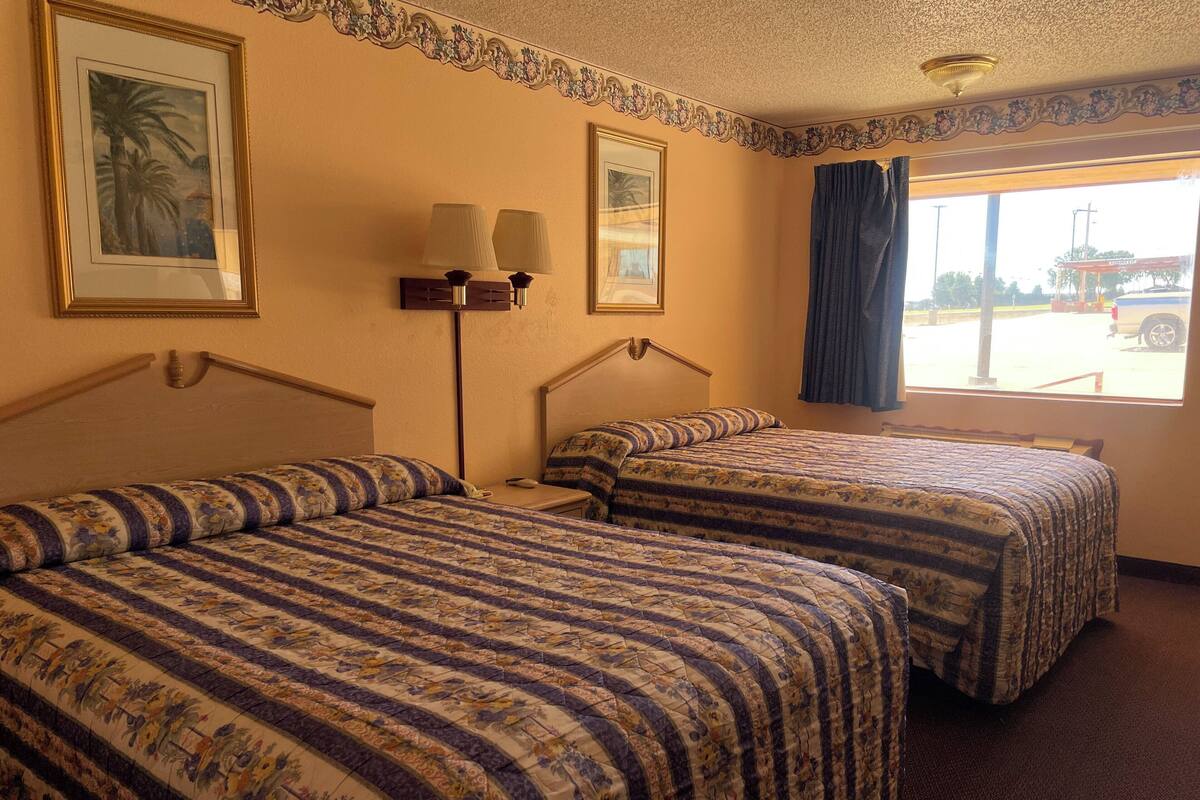 Premium bedding, desk, iron/ironing board, free WiFi