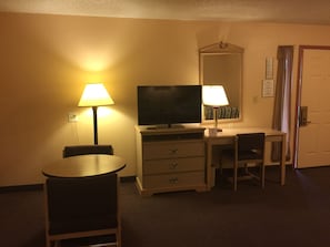 Family Suite | Premium bedding, desk, iron/ironing board, free WiFi