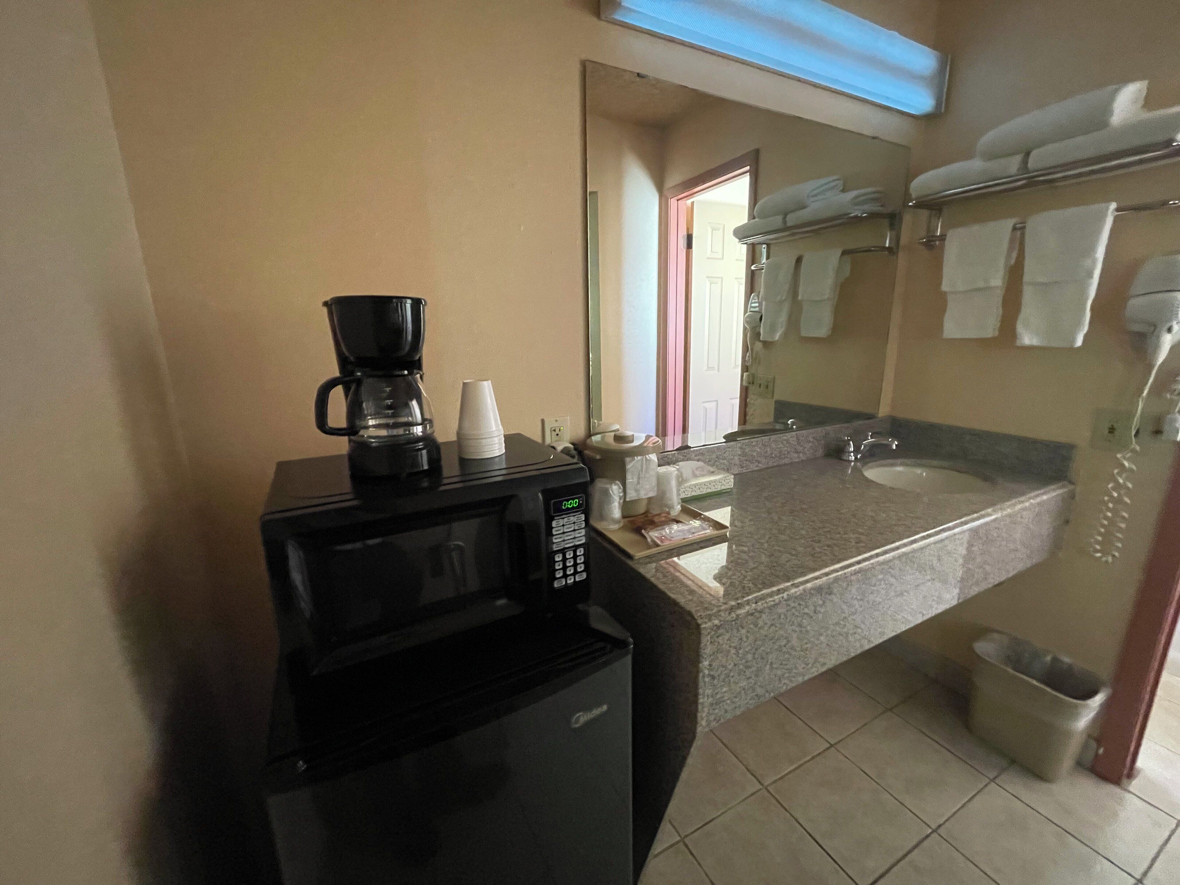 Literie de qualité supérieure, bureau, fer et planche à repasser